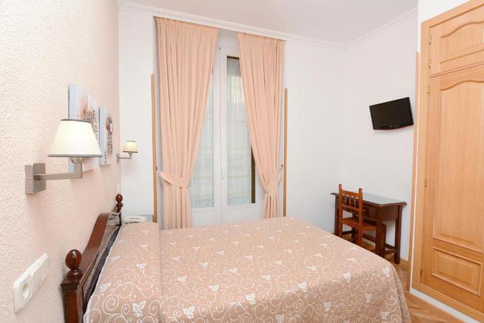 Imagen de la habitación del Hostal Biarritz, Centro de Madrid. Foto 9
