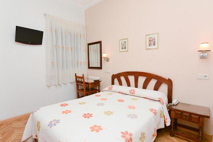 Imagen de la habitación del Hostal Biarritz, Centro de Madrid. Foto 10