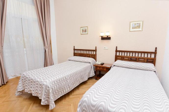 Imagen de la habitación del Hostal Biarritz, Centro de Madrid. Foto 12