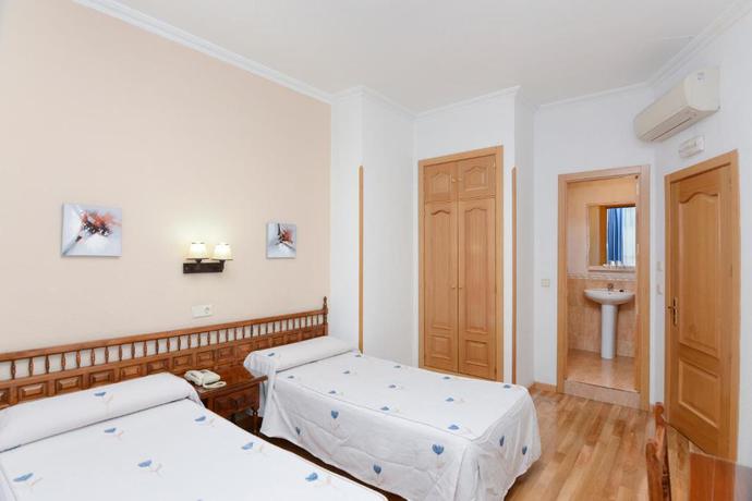 Imagen de la habitación del Hostal Biarritz, Centro de Madrid. Foto 13