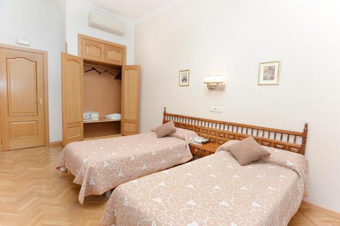 Imagen de la habitación del Hostal Biarritz, Centro de Madrid. Foto 14