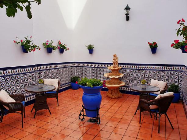 Imagen de los exteriores del Hostal Bodega. Foto 6