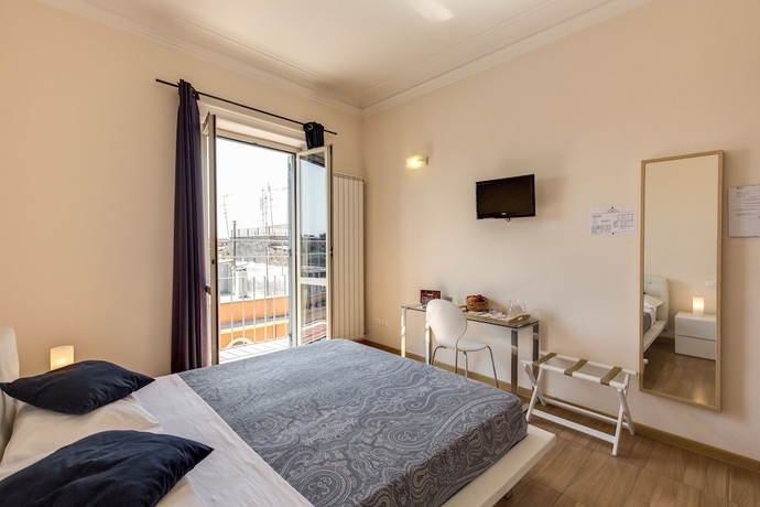 Imagen de la habitación del Hostal Bon Ton Suite. Foto 14