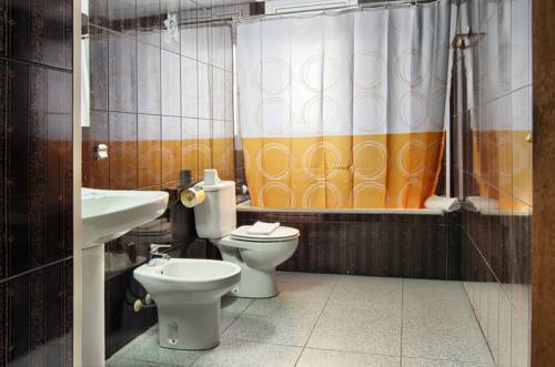 Imagen de la habitación del Hostal Bonavista, Blanes. Foto 7