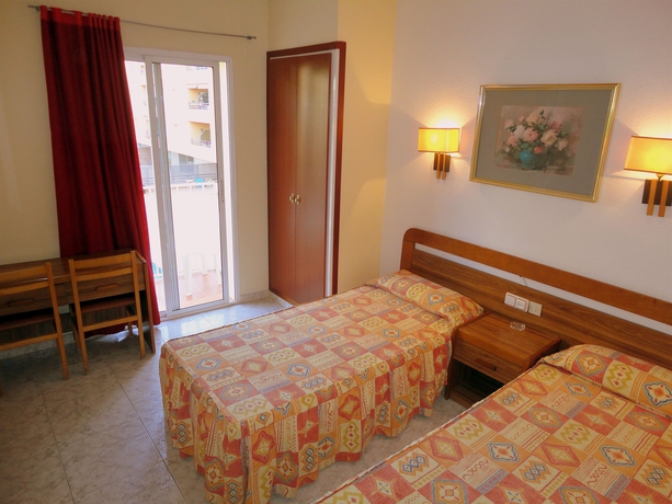 Imagen de la habitación del Hostal Bonavista, Calella. Foto 7