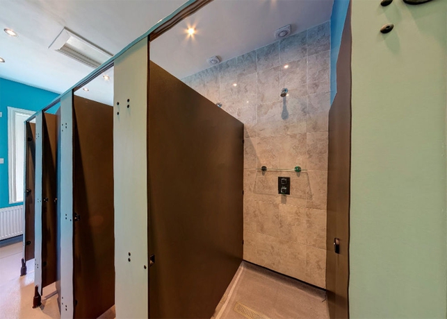 Imagen de la piscina del Hostal Book A Bed. Foto 14