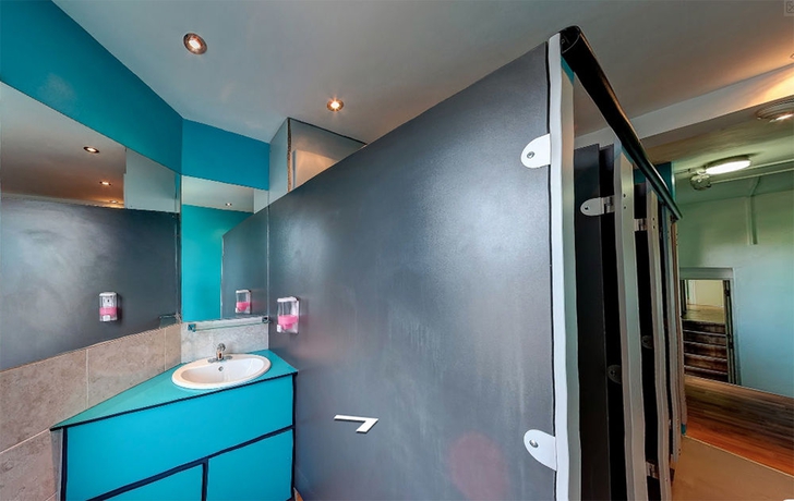 Imagen de la piscina del Hostal Book A Bed. Foto 15