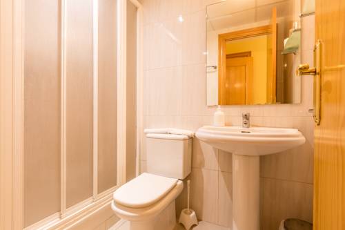 Imagen de la habitación del Hostal Buenos Aires, Tremp. Foto 5