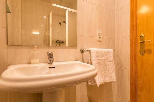 Imagen de la habitación del Hostal Buenos Aires, Tremp. Foto 12