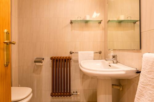 Imagen de la habitación del Hostal Buenos Aires, Tremp. Foto 13