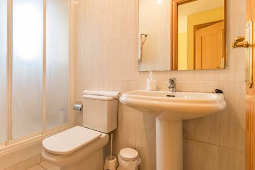 Imagen de la habitación del Hostal Buenos Aires, Tremp. Foto 16