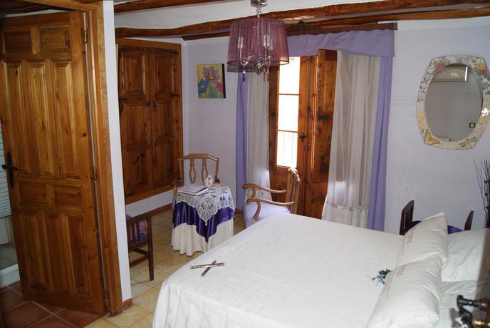 Imagen de la habitación del Hostal CASA DE LA FUENTE. Foto 13
