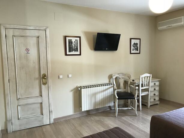 Imagen de la habitación del Hostal Cafe Gutgreco. Foto 17