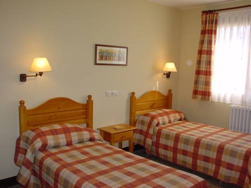 Imagen de los exteriores del Hostal Cal Batista. Foto 9