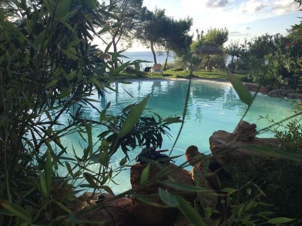 Imagen de la piscina del Hostal Cala Boix. Foto 15