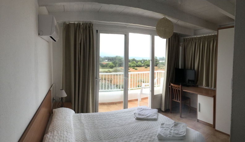 Imagen de la habitación del Hostal Cala Boix. Foto 7