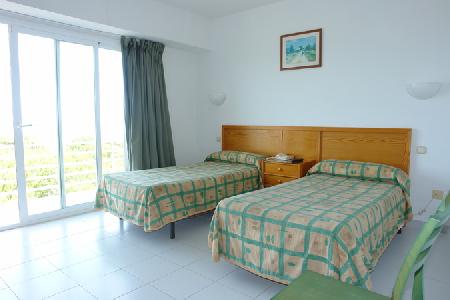 Imagen de la habitación del Hostal Cala Es Pujols. Foto 7