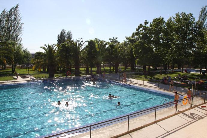 Imagen de la piscina del Hostal Camping Ciudad de Cáceres. Foto 5