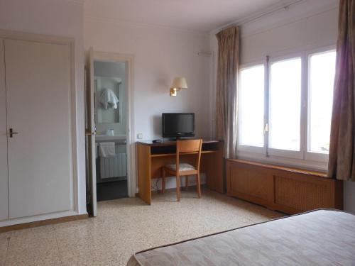 Imagen de la habitación del Hostal Can Pou. Foto 4