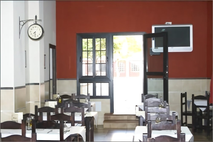 Imagen del bar/restaurante del Hostal Carlos I, La L&iacute;nea de la Concepci&oacute;n. Foto 5