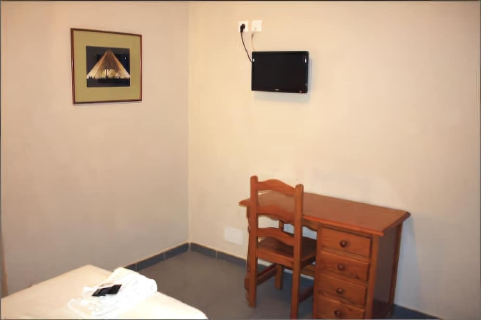 Imagen de la habitación del Hostal Carlos I, La Linea de la Concepcion. Foto 10
