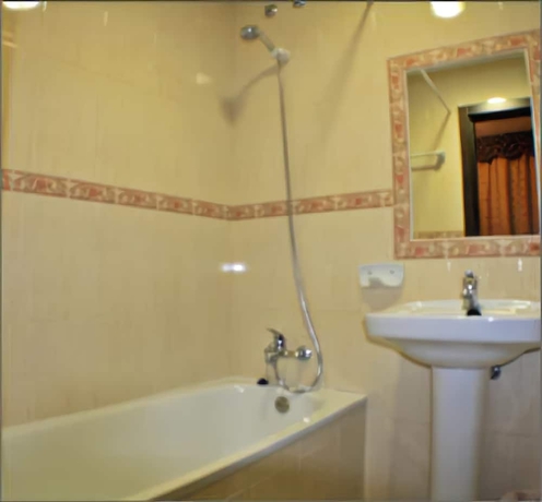 Imagen de la habitación del Hostal Carlos I, La Linea de la Concepcion. Foto 11