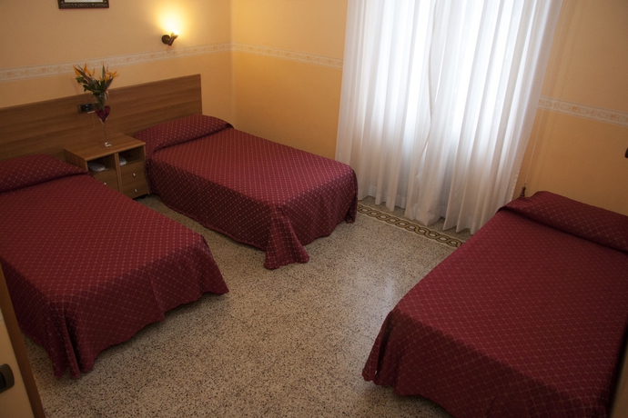 Imagen de la habitación del Hostal Casa La Salle. Foto 2