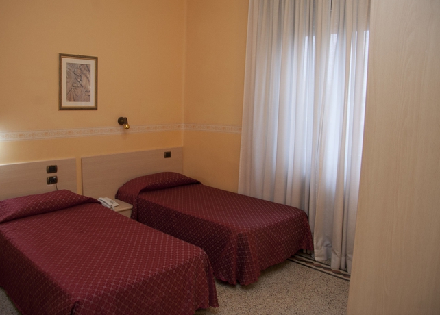 Imagen de la habitación del Hostal Casa La Salle. Foto 3
