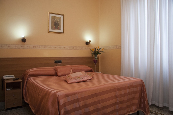 Imagen de la habitación del Hostal Casa La Salle. Foto 4