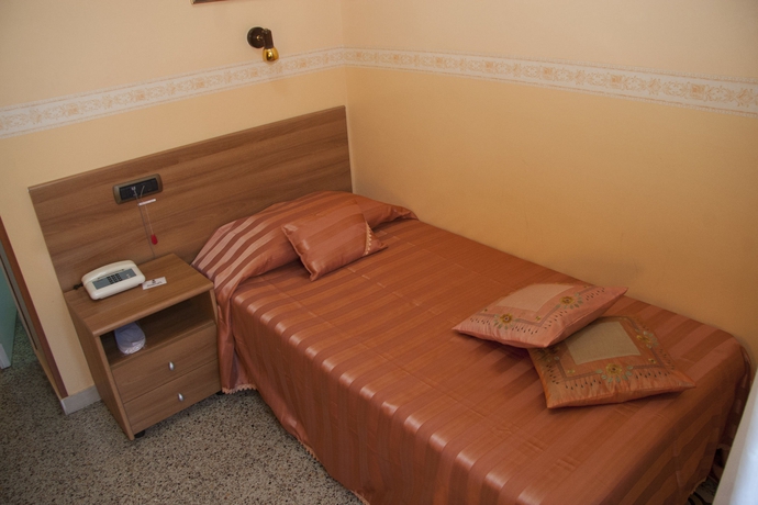 Imagen de la habitación del Hostal Casa La Salle. Foto 5