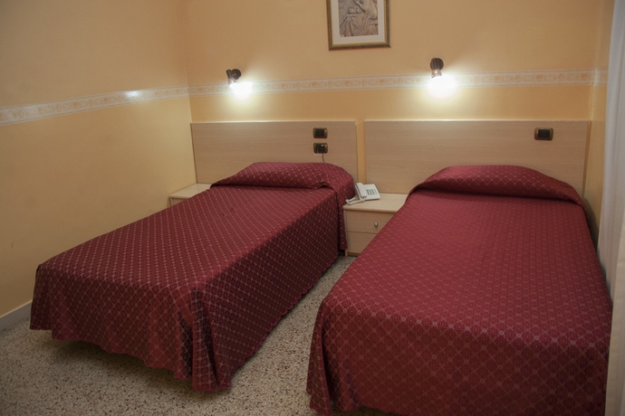 Imagen de la habitación del Hostal Casa La Salle. Foto 6