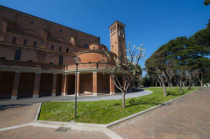 Imagen de los exteriores del Hostal Casa La Salle. Foto 9