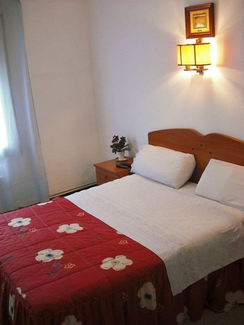 Imagen de la habitación del Hostal Cassà. Foto 3