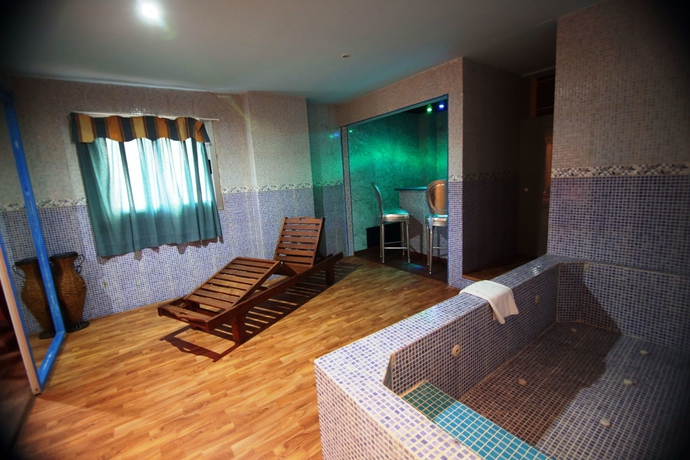 Imagen de la piscina del Hostal Casual De Las Civilizaciones Valencia. Foto 15