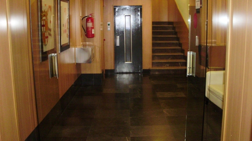 Imagen de los interiores del Hostal Catalu&ntilde;a. Foto 13