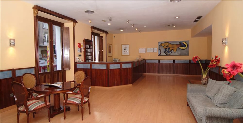 Imagen de los interiores del Hostal Catalu&ntilde;a. Foto 15