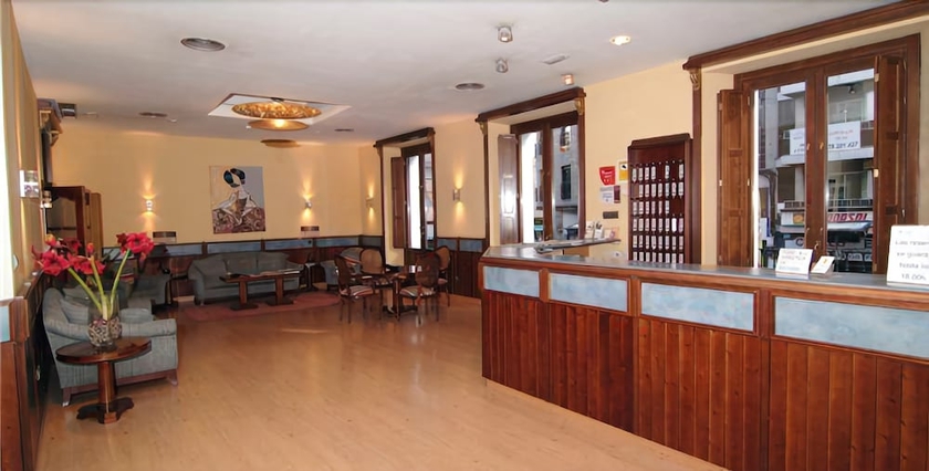 Imagen de los interiores del Hostal Catalu&ntilde;a. Foto 16