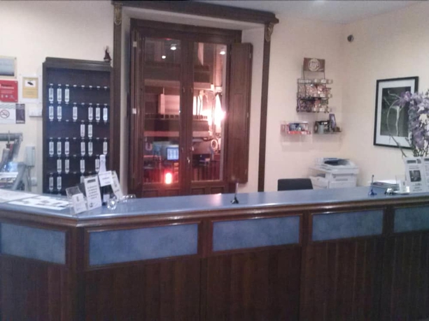 Imagen de los interiores del Hostal Catalu&ntilde;a. Foto 18