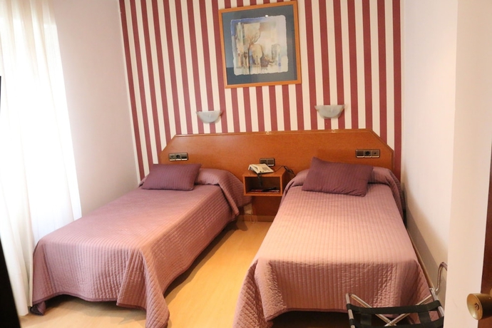 Imagen de la habitación del Hostal Cataluña, Zaragoza. Foto 6
