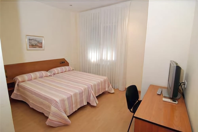 Imagen de la habitación del Hostal Cataluña, Zaragoza. Foto 7