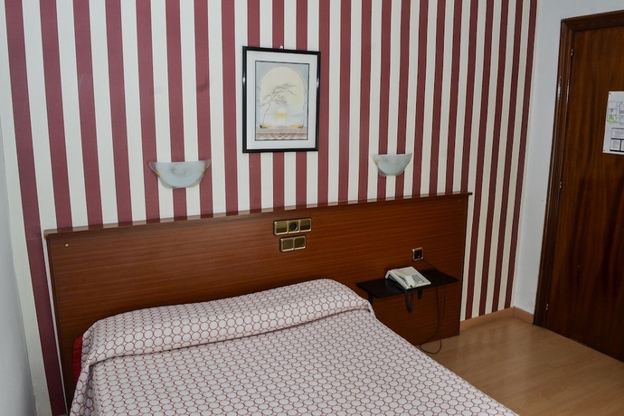 Imagen de la habitación del Hostal Cataluña, Zaragoza. Foto 8