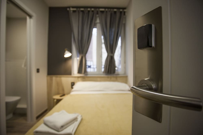 Imagen de la habitación del Hostal Cc Atocha. Foto 6