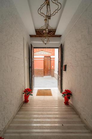 Imagen de los interiores del Hostal Center Suites San Eloy. Foto 14