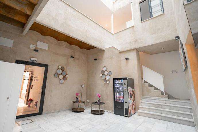 Imagen de los interiores del Hostal Center Suites San Eloy. Foto 15