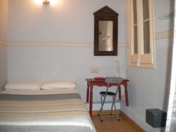 Imagen de la habitación del Hostal Central, Plaza Catalunya. Foto 12