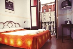 Imagen de la habitación del Hostal Central, Plaza Catalunya. Foto 16