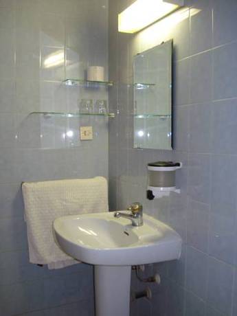 Imagen de la habitación del Hostal Central, Zaragoza. Foto 4