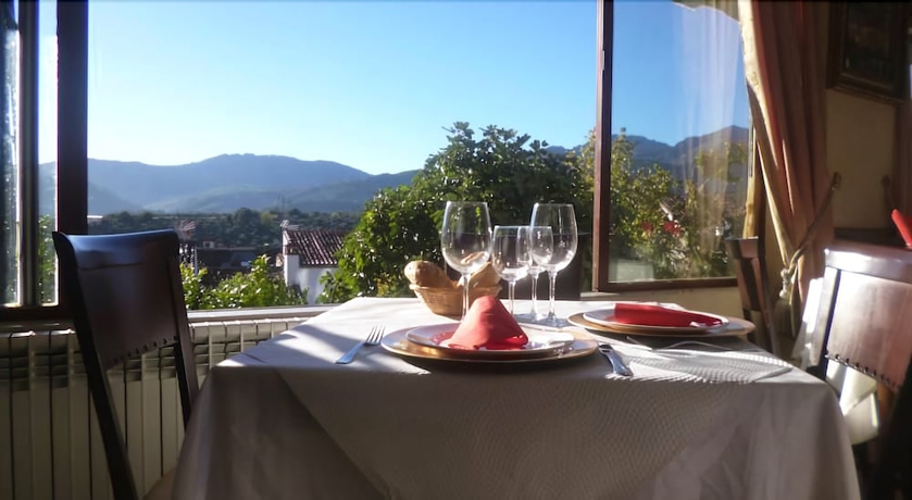 Imagen del bar/restaurante del Hostal Cerezo. Foto 6