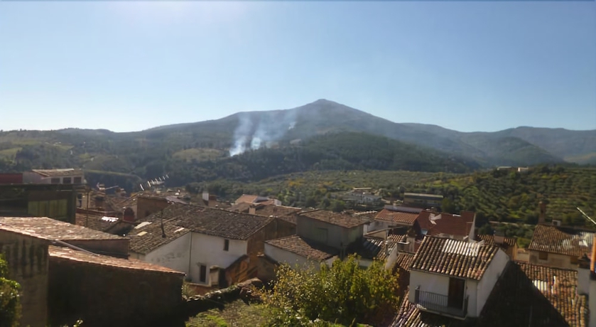 Imagen de los exteriores del Hostal Cerezo. Foto 15