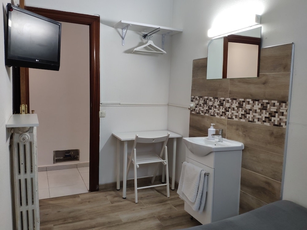 Imagen de la habitación del Hostal Cervantes, Madrid. Foto 9